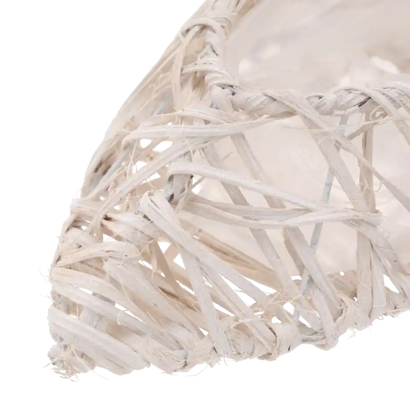 Detaliczny widok na końcówkę osłonki rattanowej wrzeciono 25 cm. Bielony splot oraz folia ochronna widoczne w zbliżeniu na krawędź dekoracji.
