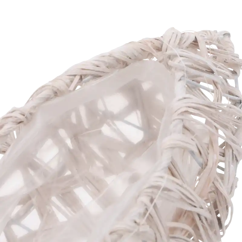 Zbliżenie na wnętrze osłonki rattanowej. Widoczna przezroczysta folia ochronna oraz precyzyjny splot naturalnego rattanu.
