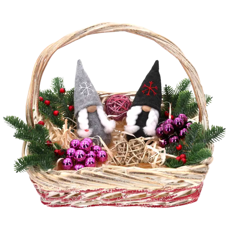 Przykładowa aranżacja świąteczna w koszu wiklinowym z figurkami gnomów, gałązkami iglastymi i dekoracyjnymi kulkami w kolorze fioletowym.