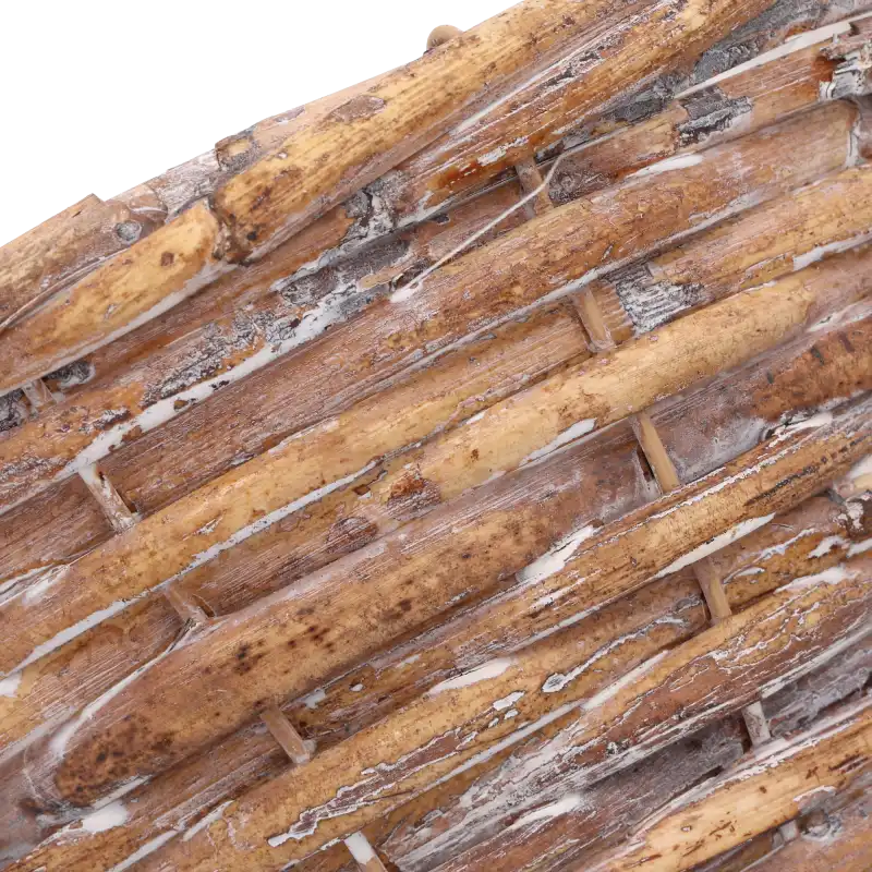 Zbliżenie na splot naturalnej wikliny, ukazujące wielobarwną strukturę materiału oraz technikę plecenia.