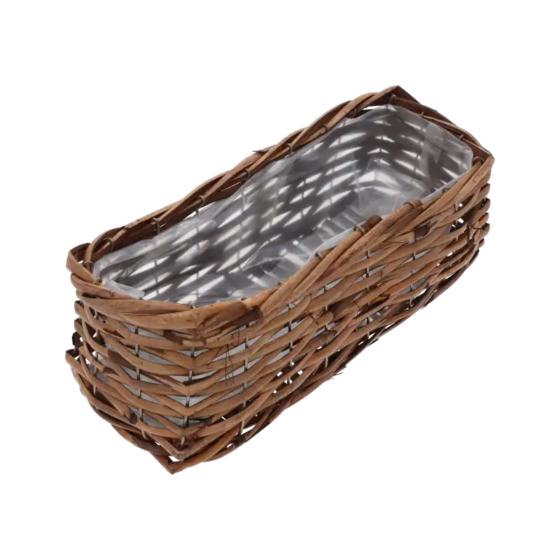 Prostokątna skrzynka wiklinowa o wymiarach 33x12 cm w kolorze brązowym. Wyposażona w folię ochronną, stanowi uniwersalną bazę do roślin balkonowych i dekoracji.