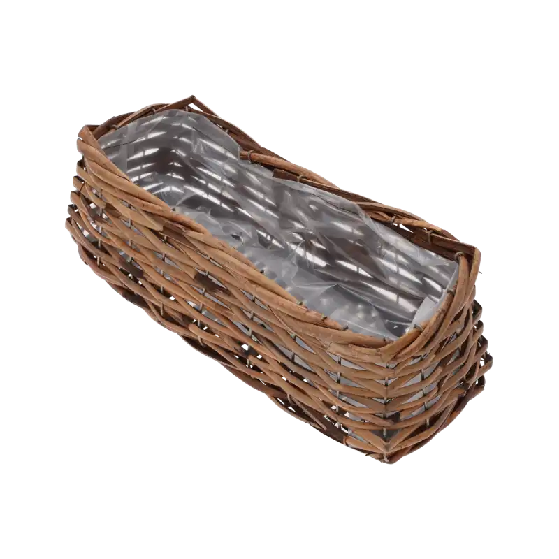 Brązowy kosz wiklinowy o prostokątnym kształcie i wymiarach 33x12 cm, wyłożony folią. Praktyczne akcesorium do tworzenia kompozycji kwiatowych w domu.
