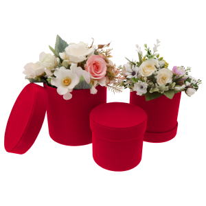 Dwa czerwone welurowe flower boxy z kompozycjami kwiatowymi oraz trzecie mniejsze puste pudełko z pokrywką z przodu.