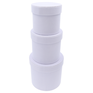 Trzy białe welurowe pudełka prezentowe ustawione jedno na drugim w pionową wieżę. Elegancka forma opakowania na kwiaty o wysokościach 13, 15 i 18 cm.