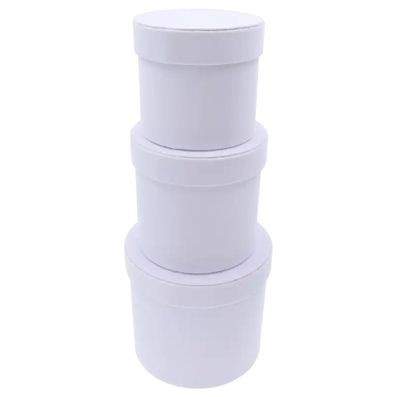 Trzy białe welurowe pudełka prezentowe ustawione jedno na drugim w pionową wieżę. Elegancka forma opakowania na kwiaty o wysokościach 13, 15 i 18 cm.