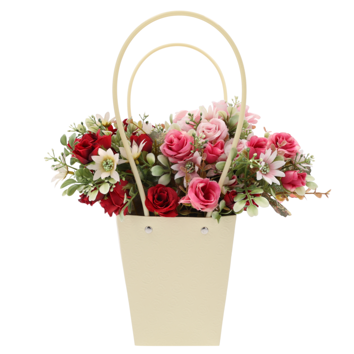 Żółta torebka kwiatowa w róże o wysokości 36 cm wypełniona bukietem kwiatów. Elegancka oprawa dla roślin ciętych i doniczkowych.