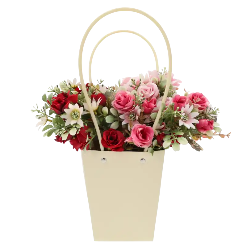 Żółta torebka kwiatowa w róże o wysokości 36 cm wypełniona bukietem kwiatów. Elegancka oprawa dla roślin ciętych i doniczkowych.