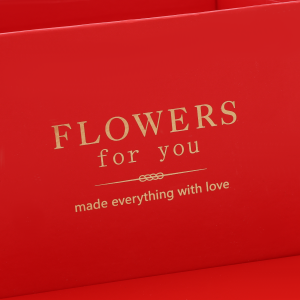 Zbliżenie na elegancki złoty nadruk na ściance pudełka. Tekst Flowers for you dodaje luksusowego wykończenia całej dekoracji.