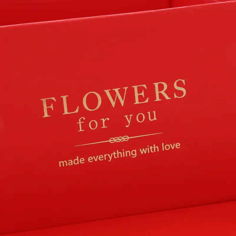 Zbliżenie na elegancki złoty nadruk na ściance pudełka. Tekst Flowers for you dodaje luksusowego wykończenia całej dekoracji.