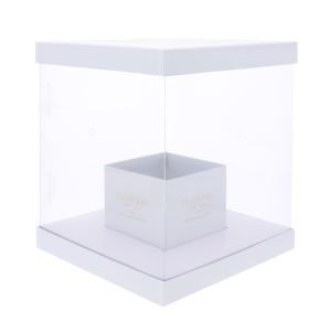 Pusty, przezroczysty składany flower box w kolorze białym. Kwadratowa konstrukcja o wymiarach 25x25 cm pozwala na stworzenie własnej aranżacji kwiatowej lub upominkowej.
