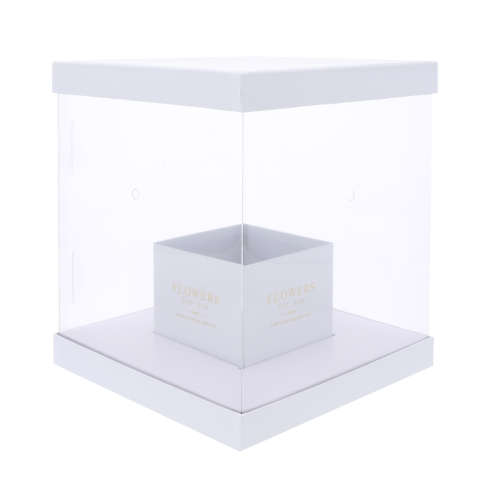 Pusty, przezroczysty składany flower box w kolorze białym. Kwadratowa konstrukcja o wymiarach 25x25 cm pozwala na stworzenie własnej aranżacji kwiatowej lub upominkowej.