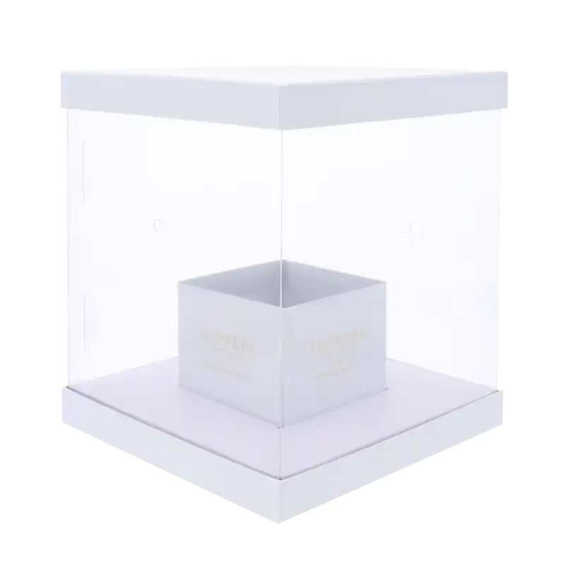 Pusty, przezroczysty składany flower box w kolorze białym. Kwadratowa konstrukcja o wymiarach 25x25 cm pozwala na stworzenie własnej aranżacji kwiatowej lub upominkowej.