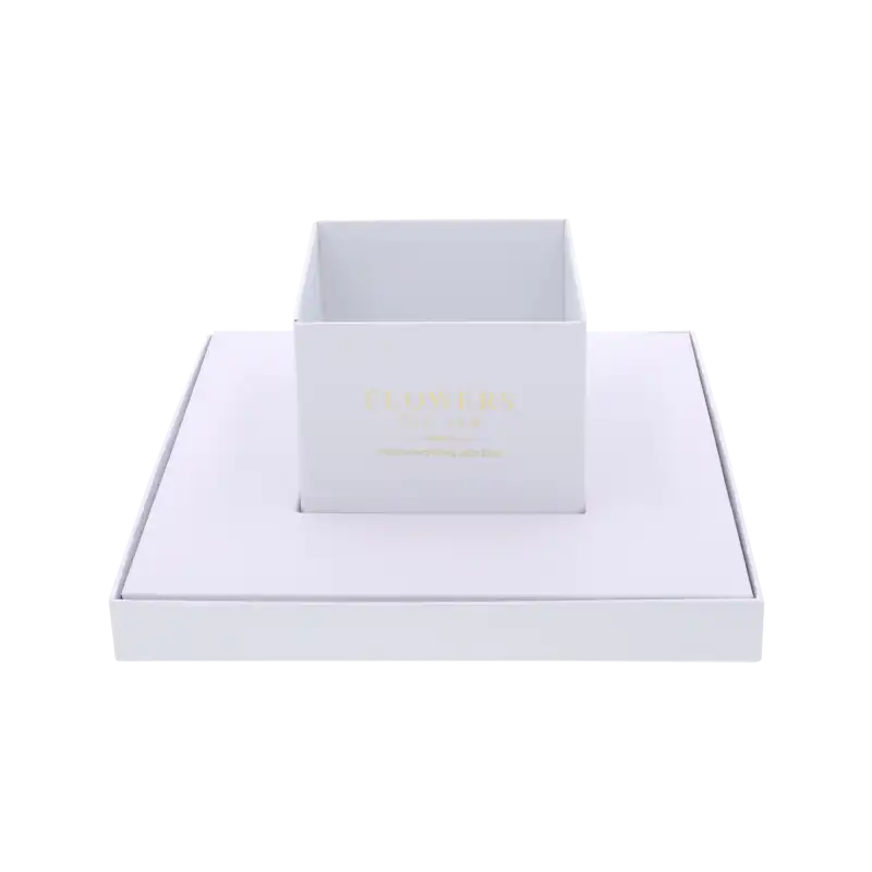 Pusty biały pojemnik flower boxa widoczny z góry. Przezroczyste ścianki pudełka o wymiarach 25x25 cm gwarantują doskonałą ekspozycję zawartości prezentu.