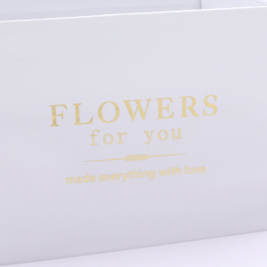 Złoty nadruk na białej ściance flower boxa z napisem Flowers for you. Detal podkreślający elegancki charakter pudełka przeznaczonego do tworzenia autorskich kompozycji.