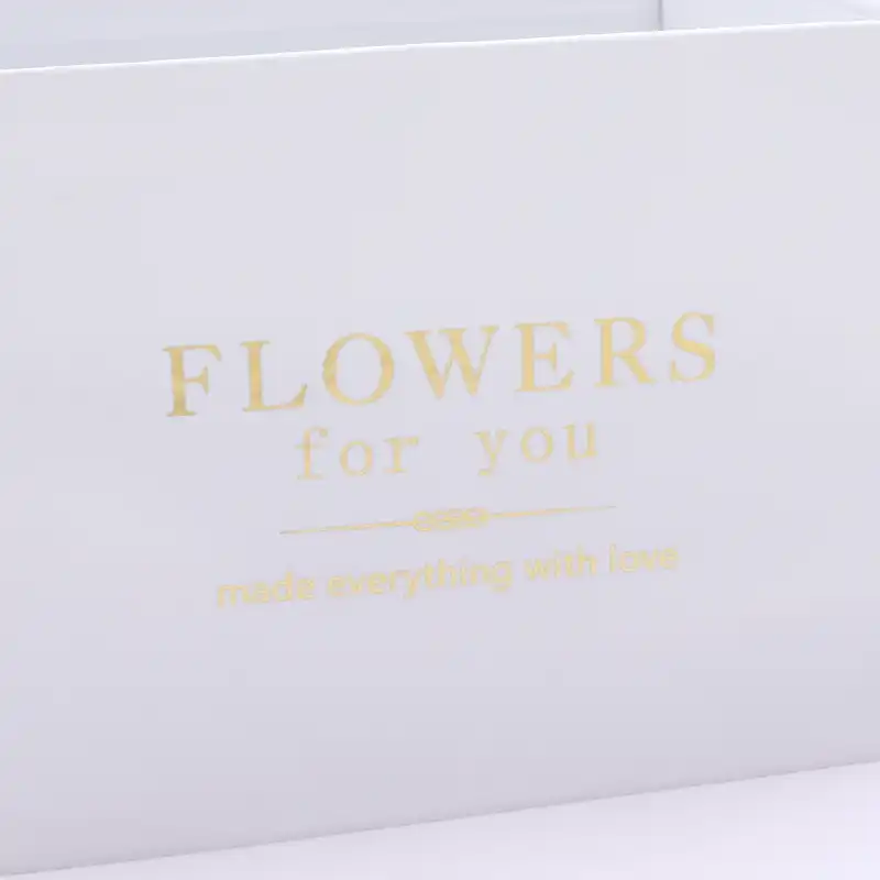 Złoty nadruk na białej ściance flower boxa z napisem Flowers for you. Detal podkreślający elegancki charakter pudełka przeznaczonego do tworzenia autorskich kompozycji.