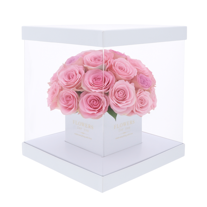 Biały kwadratowy flower box 25x25 cm z przezroczystymi ściankami, wypełniony kompozycją róż. Eleganckie opakowanie na prezent, idealne na pamiątkę pierwszej komunii świętej.
