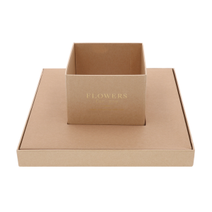 Podstawa kraftowego flower boxa z umieszczonym pośrodku wyjmowanym pojemnikiem na kompozycję kwiatową.