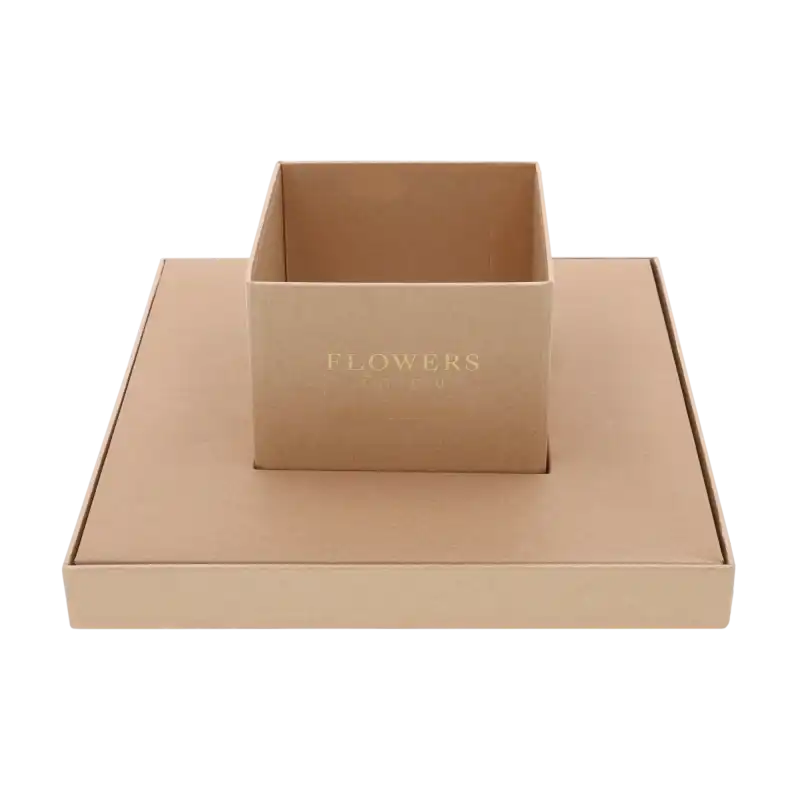 Podstawa kraftowego flower boxa z umieszczonym pośrodku wyjmowanym pojemnikiem na kompozycję kwiatową.