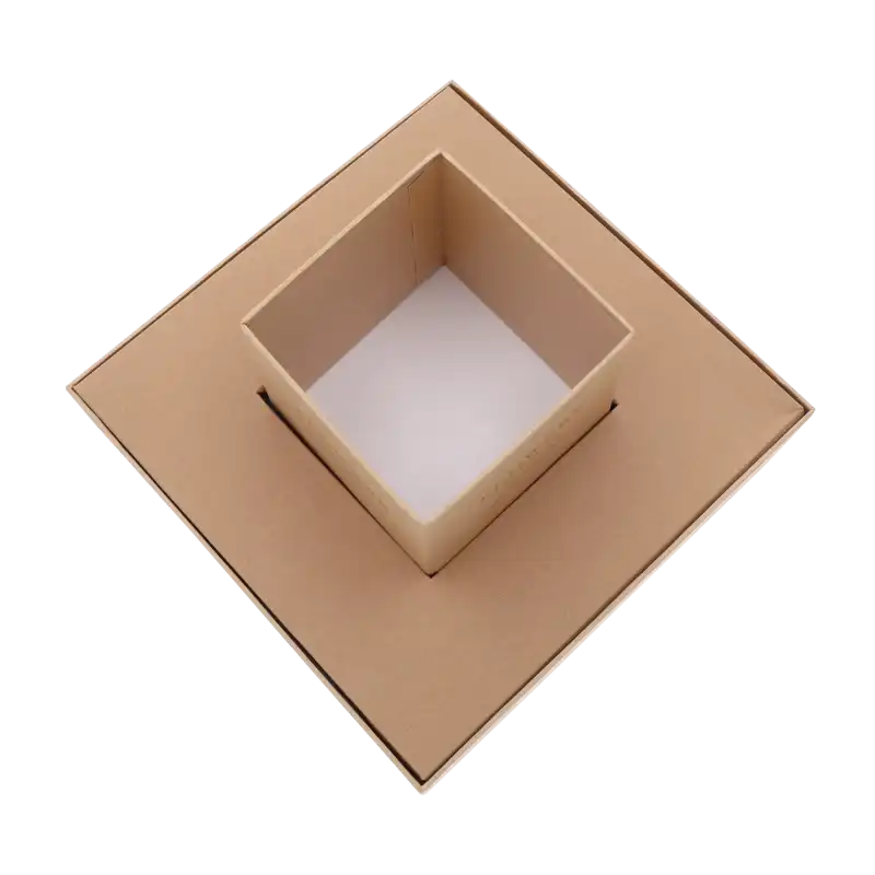 Kwadratowy pojemnik na kwiaty wewnątrz stabilnej podstawy wykonanej z papieru w kolorze kraft.