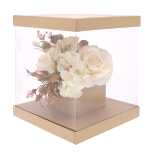Kwiaty umieszczone w przezroczystym kraftowym flower boxie, gotowe do ekspozycji na prezent.