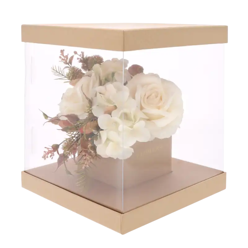 Kwiaty umieszczone w przezroczystym kraftowym flower boxie, gotowe do ekspozycji na prezent.