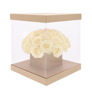 Elegancki kraftowy flower box 25x25 cm wypełniony kwiatami. Przezroczyste boki zapewniają widoczność zawartości.