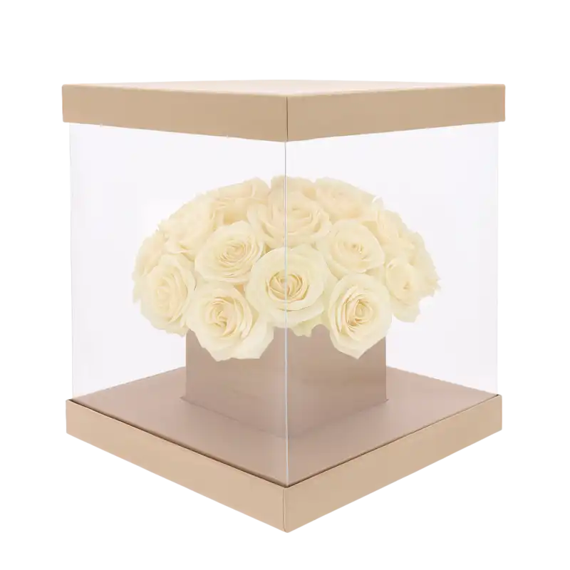 Elegancki kraftowy flower box 25x25 cm wypełniony kwiatami. Przezroczyste boki zapewniają widoczność zawartości.
