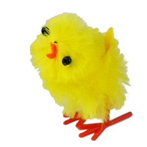 Profilowe ujęcie puchatego kurczaczka w kolorze żółtym, ukazujące detale budowy, takie jak nóżki, skrzydła oraz precyzyjnie osadzone oczka i dziób.