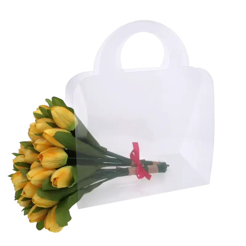 Przezroczysta torebka na kwiaty o wymiarach 30x27 cm z bukietem żółtych tulipanów przewiązanych wstążką, widok z boku.