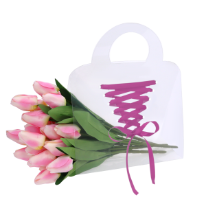 Przezroczysta torebka na kwiaty 27x30 cm z bukietem różowych tulipanów. Widoczny efektowny splot wstążki na froncie.