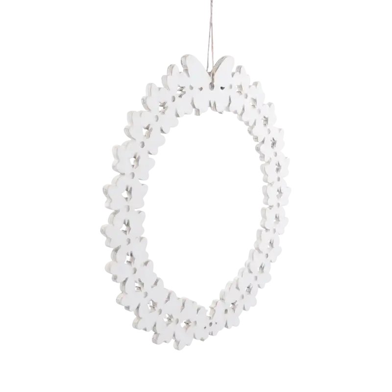 Biała drewniana zawieszka wianek o średnicy 25 cm, ujęta pod lekkim kątem. Widoczna struktura materiału oraz ażurowy wzór w motyle.
