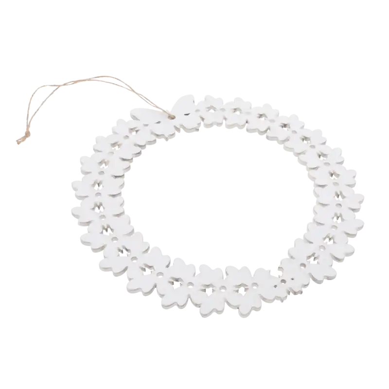 Okrągły wianek z drewnianych motyli w białym kolorze, przedstawiony z góry na jasnym tle. Widoczny jutowy sznurek do zawieszenia dekoracji.