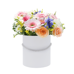 Biały flower box wypełniony kolorowymi kwiatami, gotowy jako dekoracja lub podziękowanie dla rodziców.