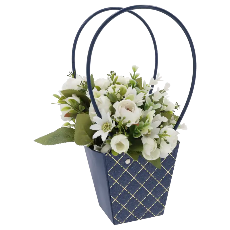 Granatowa torebka na kwiaty 33 cm wypełniona jasną kompozycją roślinną. Widoczne zestawienie kontrastowych kolorów kwiatów z eleganckim pikowanym wykończeniem.