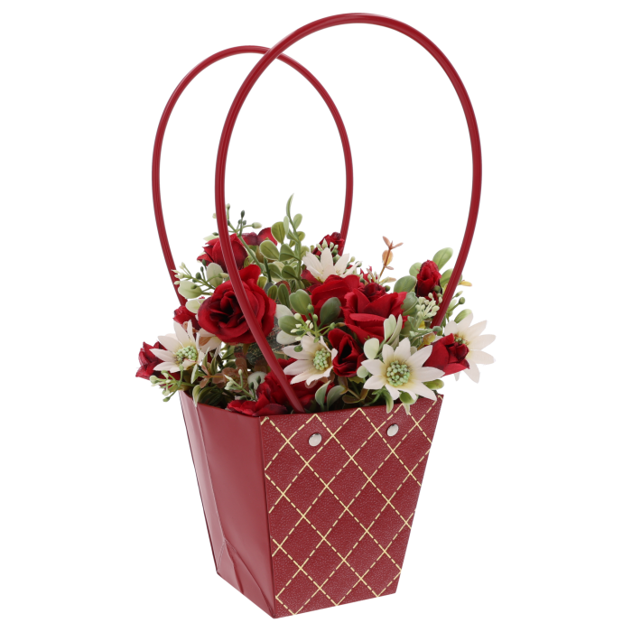 Pikowana torebka na kwiaty 33 cm w kolorze ciemnoczerwonym ze złotymi paskami, wypełniona bukietem z czerwonymi różami.