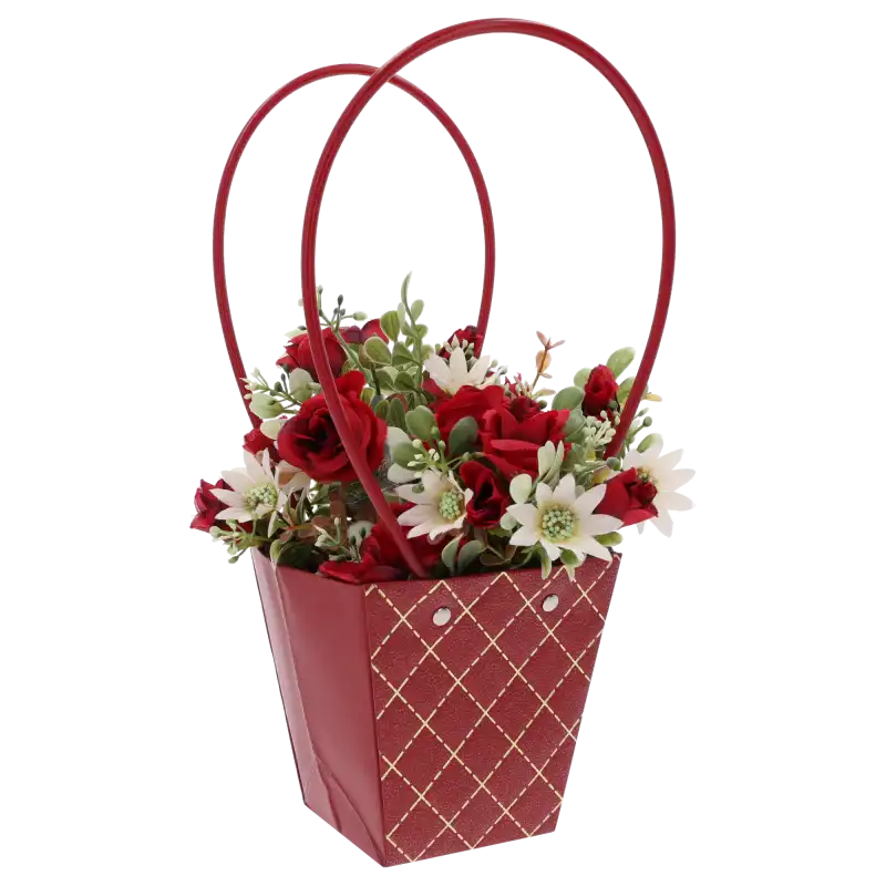 Pikowana torebka na kwiaty 33 cm w kolorze ciemnoczerwonym ze złotymi paskami, wypełniona bukietem z czerwonymi różami.