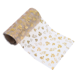 Organza w złote serduszka 12 cm x 10 y, zwinięta na rolce. Tkanina z romantycznym wzorem, idealna do dekoracji bukietów i stołów.