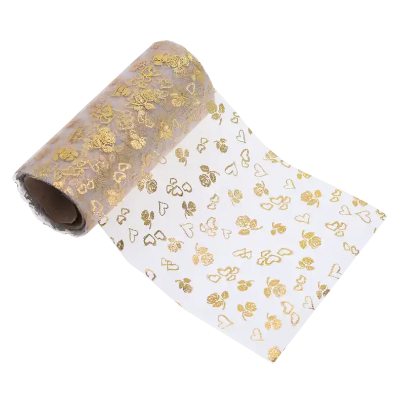 Organza w złote serduszka 12 cm x 10 y, zwinięta na rolce. Tkanina z romantycznym wzorem, idealna do dekoracji bukietów i stołów.