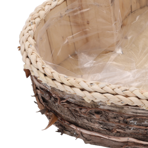 Detale wnętrza osłonki z kory o szerokości 30 cm. Folia ochronna jest dobrze dopasowana do drewnianej konstrukcji.