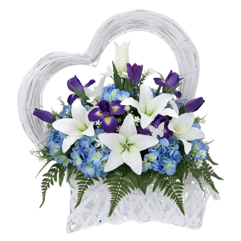 Biały kosz w kształcie serca wypełniony bogatą kompozycją kwiatową z liliami, irysami i hortensjami. Prezentacja praktycznego zastosowania produktu jako dekoracji florystycznej z wykorzystaniem wewnętrznego wkładu.