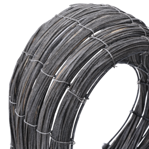 Makro zdjęcie faktury szarego rattanu, z którego wykonany jest kosz, pokazujące sposób łączenia elementów drutem.