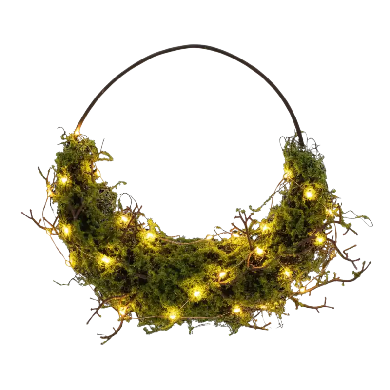 Zielony wianek z mchu o średnicy 33 cm z oświetleniem LED, tworzący nastrojowy klimat w stylu boho.
