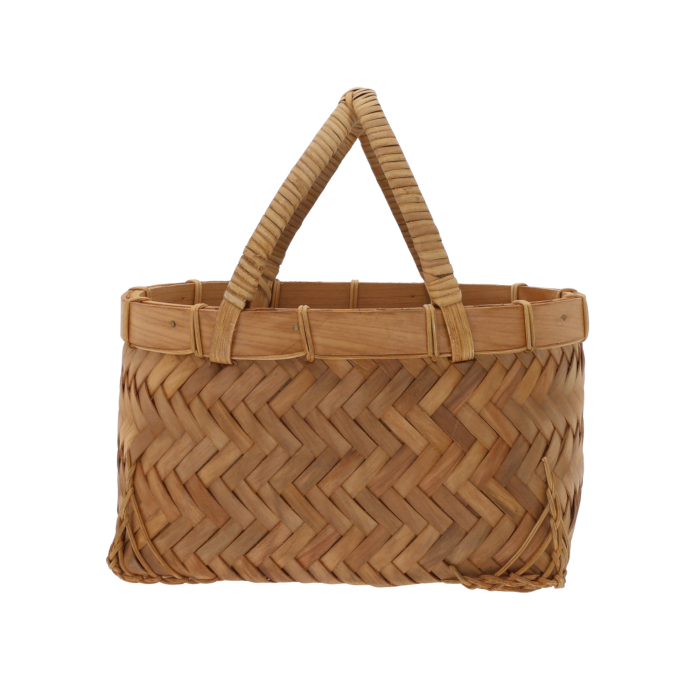 Pleciony koszyk z łuby (24 cm długości), ręcznie wykonany z naturalnego drewna. Rustykalna osłonka na doniczkę (wys. 23 cm) i kosz na kwiaty idealny do dekoracji boho.
