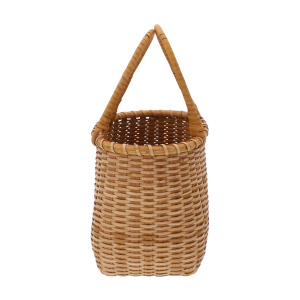 Koszyk wiklinowy o wysokości 32 cm w centralnym kadrze. Widoczny kształt plecionego dna i pionowe uchwyty.