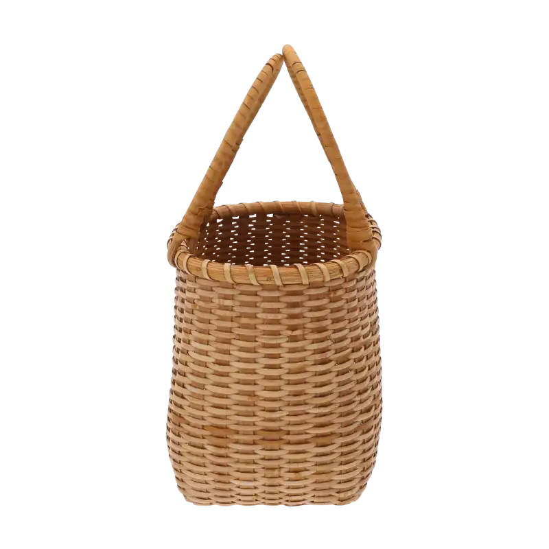Koszyk wiklinowy o wysokości 32 cm w centralnym kadrze. Widoczny kształt plecionego dna i pionowe uchwyty.