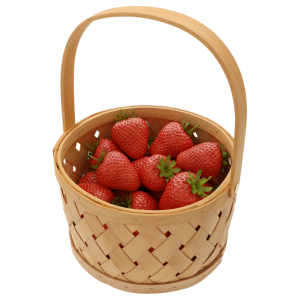 Naturalny kosz wypełniony świeżymi truskawkami, prezentujący praktyczne zastosowanie w kuchni.