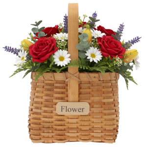 Kosz dekoracyjny z napisem Flower wypełniony sztucznymi kwiatami, w tym czerwonymi różami i stokrotkami.