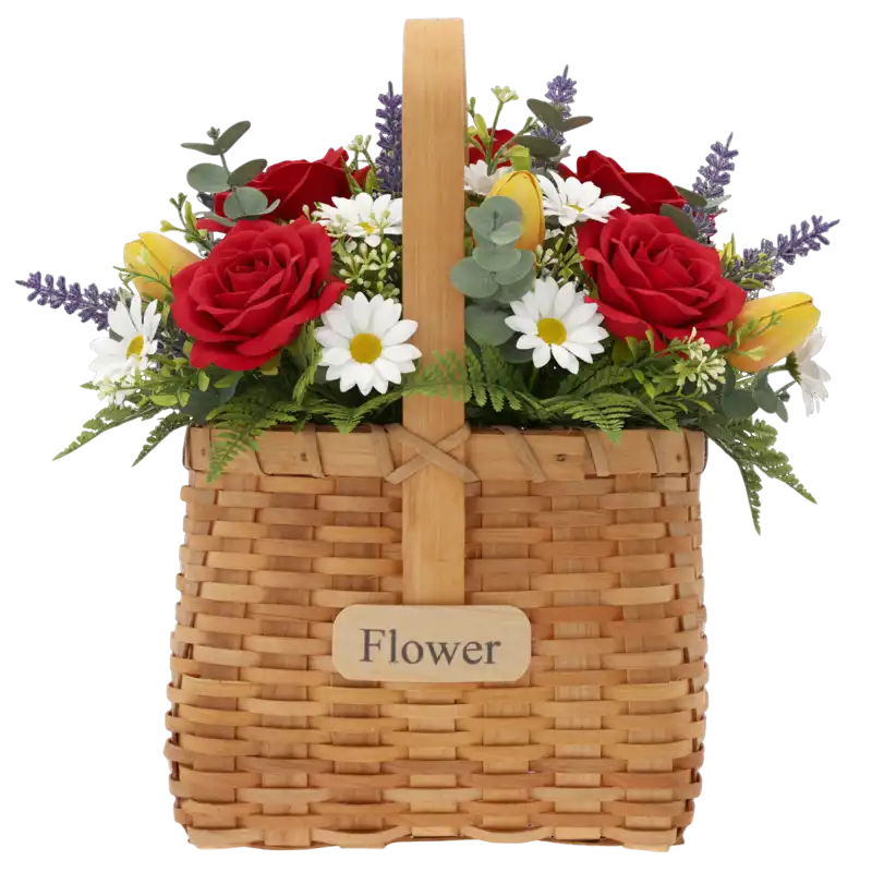Kosz dekoracyjny z napisem Flower wypełniony sztucznymi kwiatami, w tym czerwonymi różami i stokrotkami.