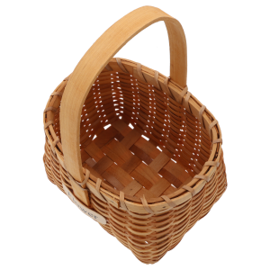 Zbliżenie na splot kosza dekoracyjnego z napisem Flower, ukazujące estetyczną strukturę naturalnego materiału.