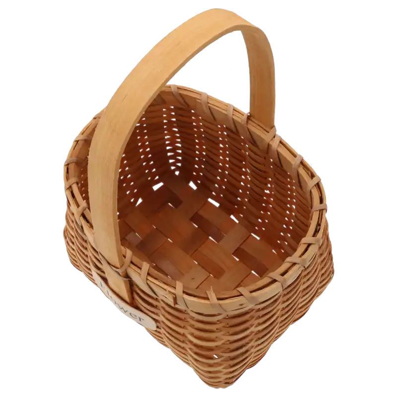 Zbliżenie na splot kosza dekoracyjnego z napisem Flower, ukazujące estetyczną strukturę naturalnego materiału.